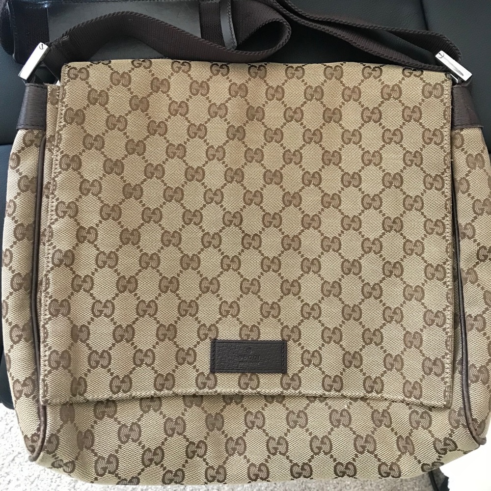 Gucci messenger bag. Barely new!